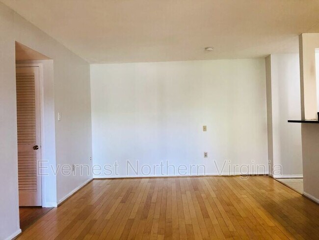 Building Photo - 9710 Kingsbridge Dr