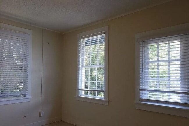 Building Photo - Warrington - 2 bedroom, 1 bathroom (2nd st...