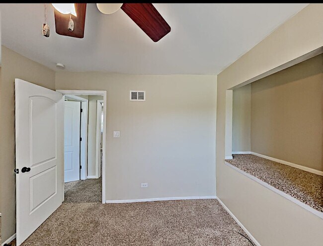 Building Photo - 8840 Hickory Dr