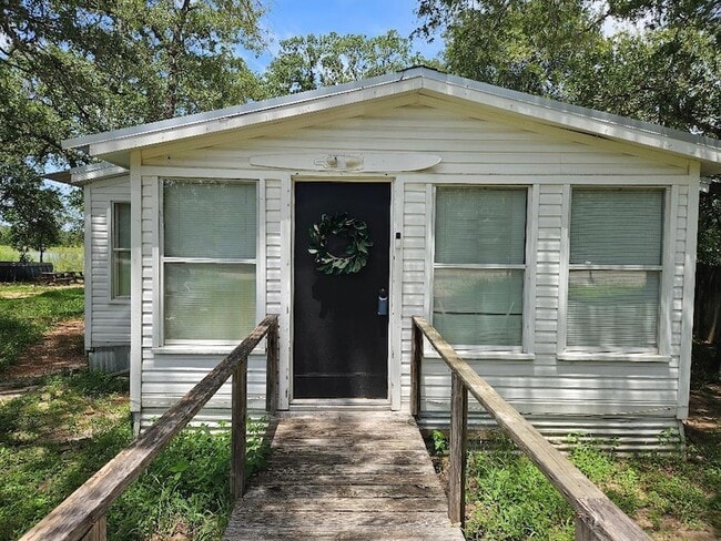 Building Photo - 127 Iroquois Dr