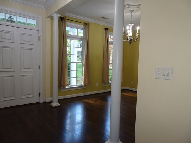 Building Photo - 4 Bedroom 3.5 bathroom Rental Home in Ford...