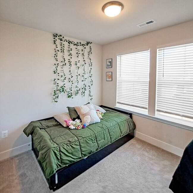 Building Photo - Gorgeous 4-Level Townhome with Rooftop Ter...