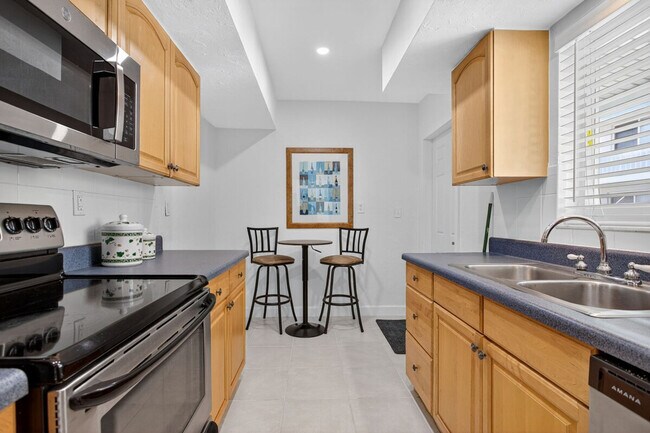 Building Photo - 2270 SE 5th St