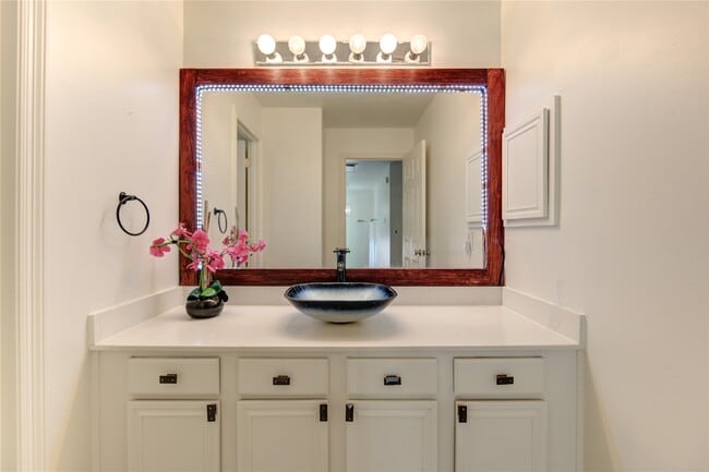 Building Photo - 1115 Enclave Square E