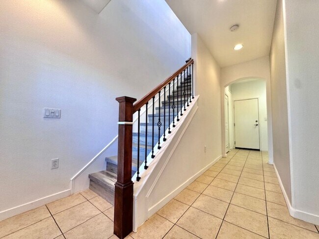 Building Photo - 2-bedroom, 2-bathroom condo in the Sunset Ridge community of Granada Hills