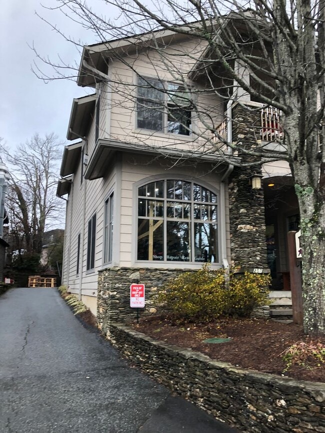 Building Photo - Luxurious 2bd Condo in Downtown Blowing Rock!