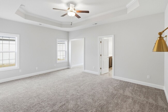 Building Photo - Spacious Living in Stateside – Comfort, Style & Convenience!