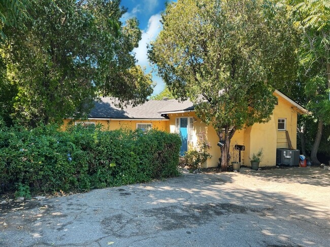 Building Photo - 2 bed 1 bath + Bonus Room