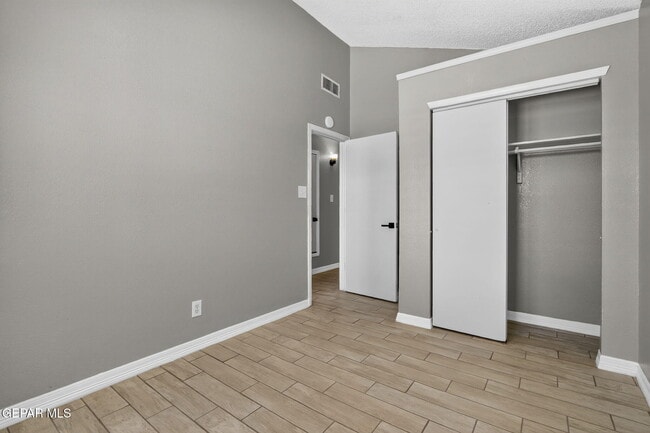 Building Photo - 9128 Bur Oak Cir