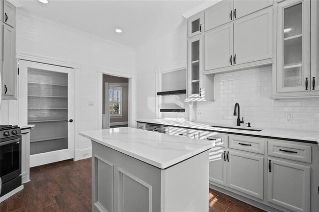 Building Photo - 313 14th St