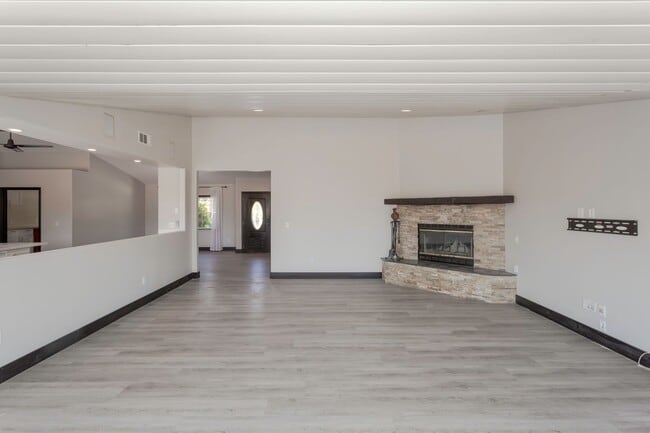 Building Photo - RANCH STYLE POOL HOME ON 2+ ACRES IN THE H...