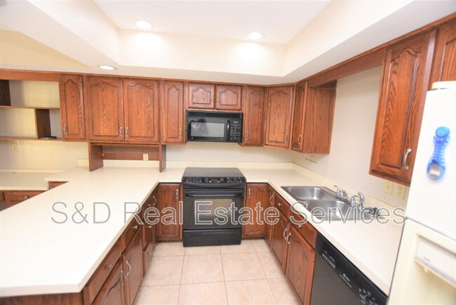 Building Photo - 637 Victoria Square Ln
