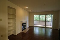 Building Photo - Sunny & Private 2bd/2ba w/Balcony, w/d in-...