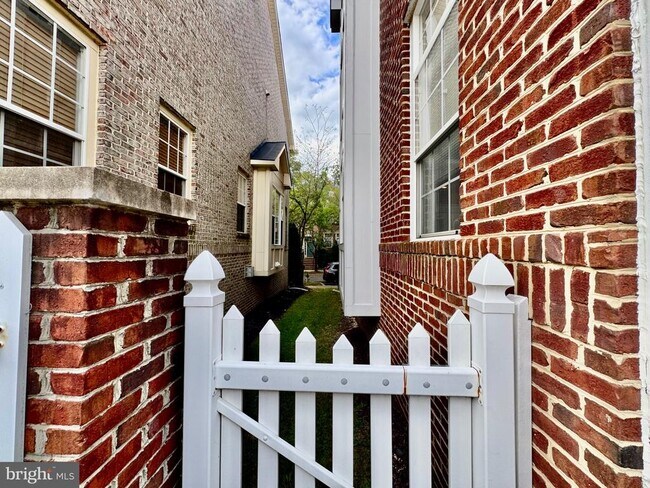Building Photo - 23517 Gardenside Pl