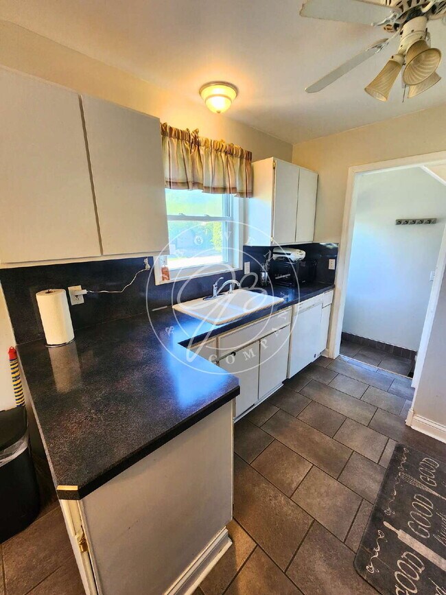 Building Photo - 3 bed 3 bath home for rent near University of Toledo!