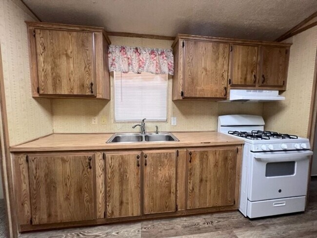 Building Photo - 3 Bedrooms, Includes Fenced Yard New carpe...