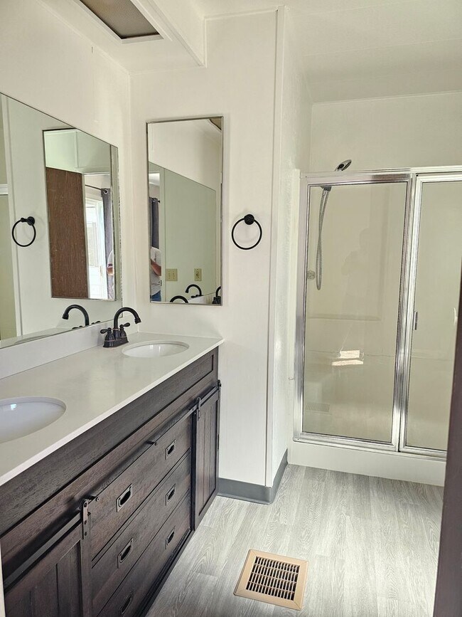 Building Photo - 3 BONUS ROOMS for Office, Art and Play roo...