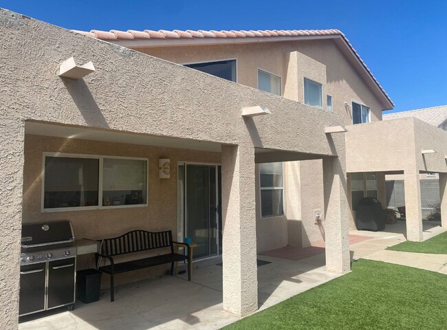 Building Photo - Fully Updated 3BR/2.5BA in Desirable Lampl...