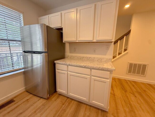 Building Photo - Welcome to this beautifully updated 2-bedroom, 2.5-bath lakeside condo in the highly sought-after...