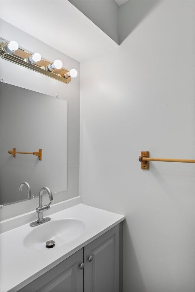 Building Photo - Spacious 3 Bedroom Townhome Available Now!
