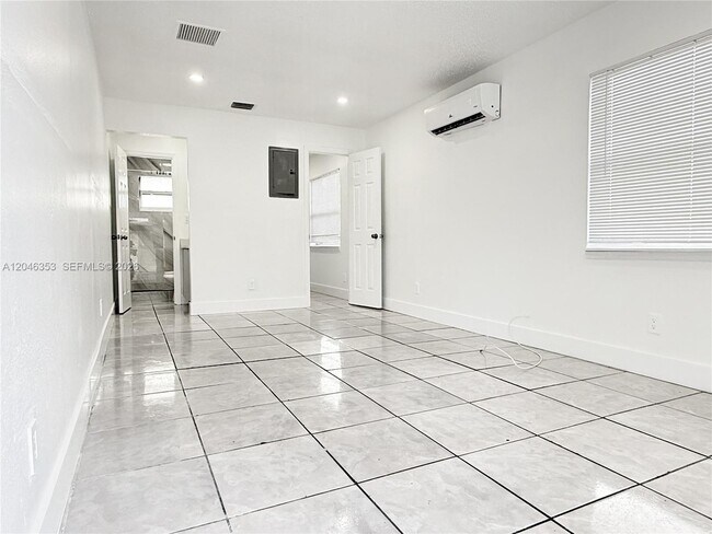 Building Photo - 2780 NW 14th Ct