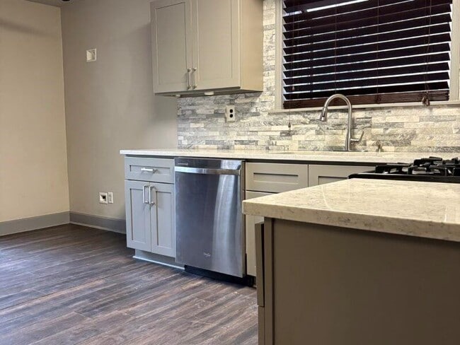 Building Photo - 1562 Linksview Close