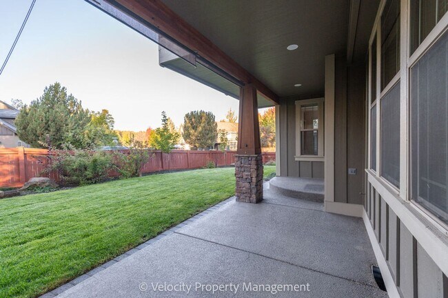 Building Photo - Beautiful NW Bend Home!
