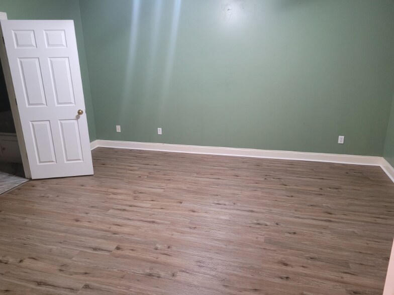 Building Photo - 3675 W Pointe Dr