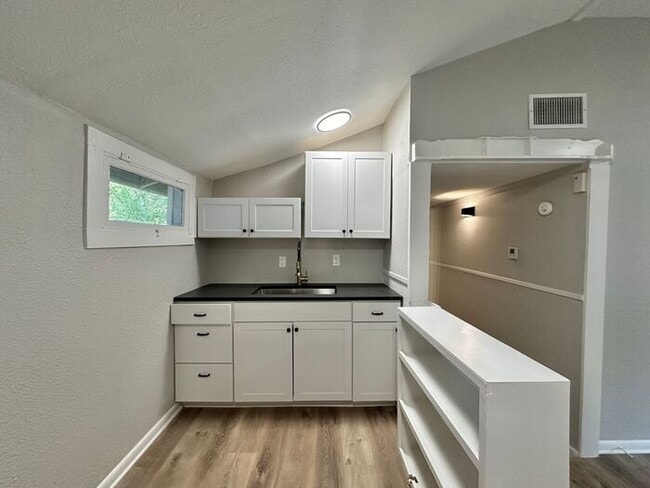 Building Photo - Cozy 1-Bedroom, 1-Bath Gem Near the Azalea...