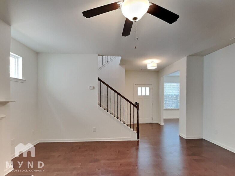 Building Photo - 842 Regal Ln