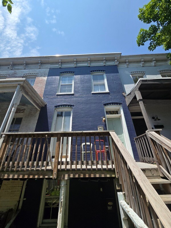 Building Photo - 338 S Laurel St