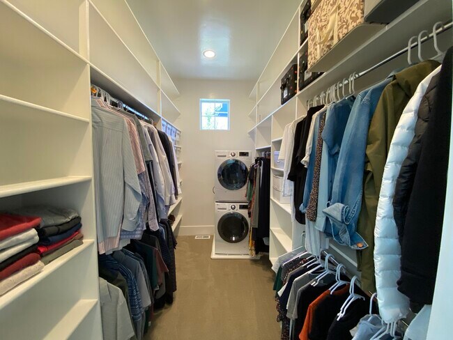 Building Photo - 530 Craftsman Way