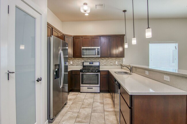 Building Photo - Beautiful East side House with 4 bed-2 baths