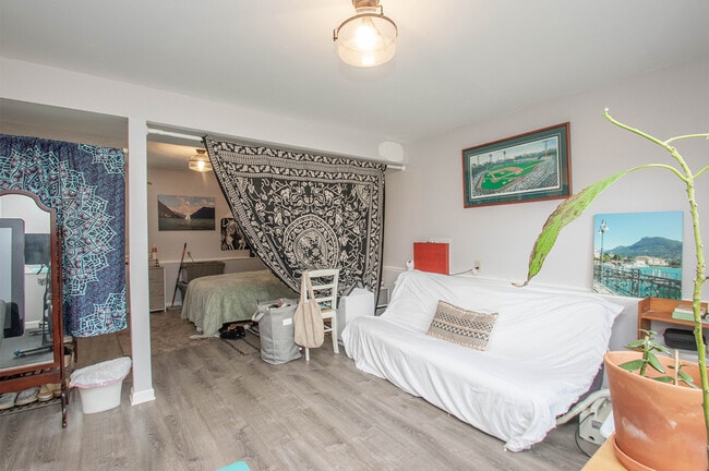 Building Photo - 425 Judd St