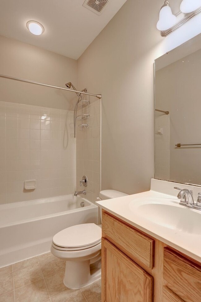 Building Photo - 3BR, 3BA, 1-Car Garage Townhome in Howard Square