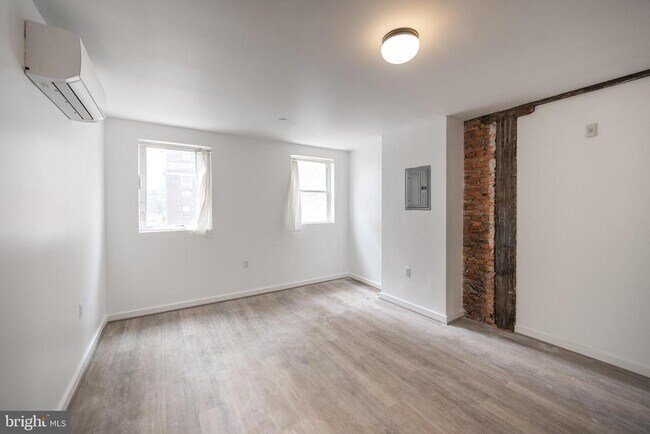 Building Photo - 711 W Thompson St