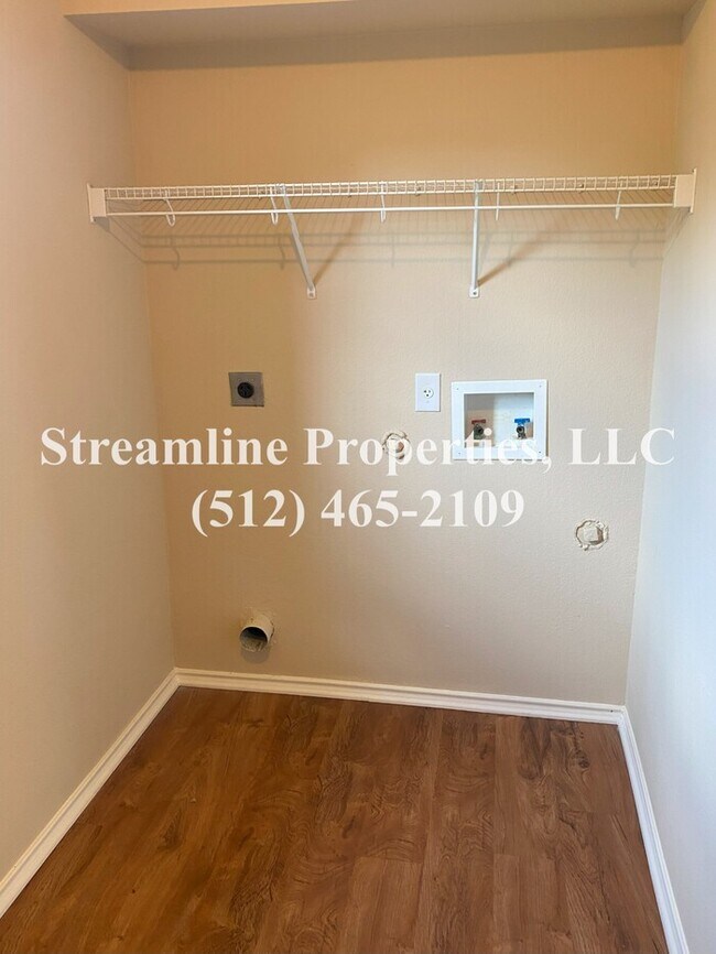 Building Photo - Beautiful 3 bedroom, 3 bathroom and study ...