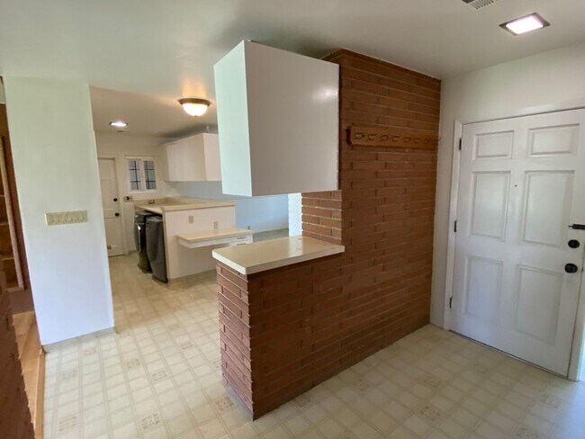 Building Photo - Spacious Visalia home in a well establishe...