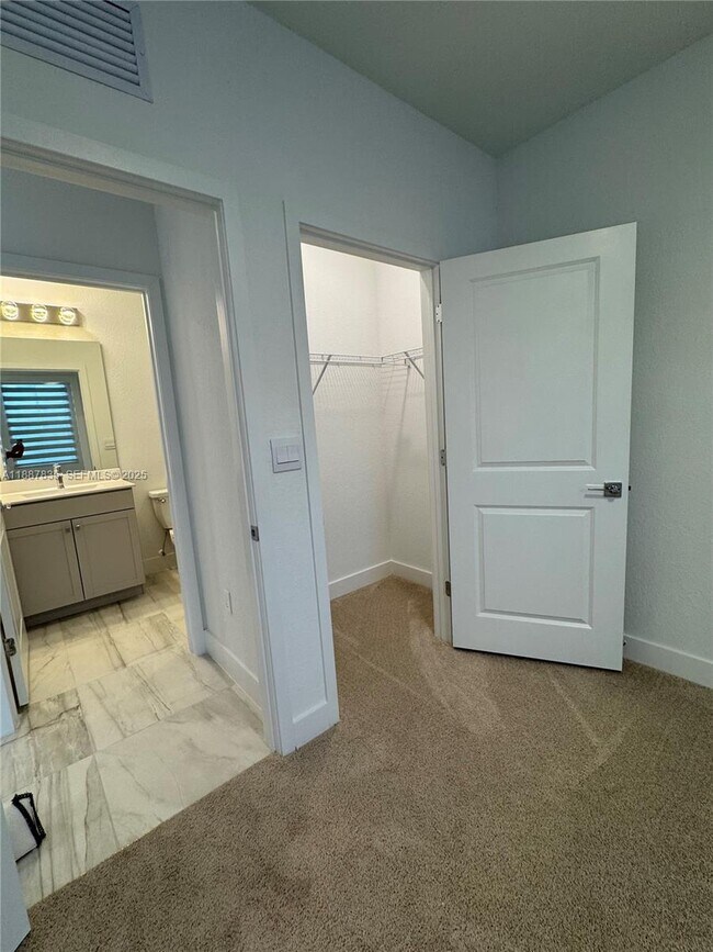 Building Photo - 141 SW 171st Ave