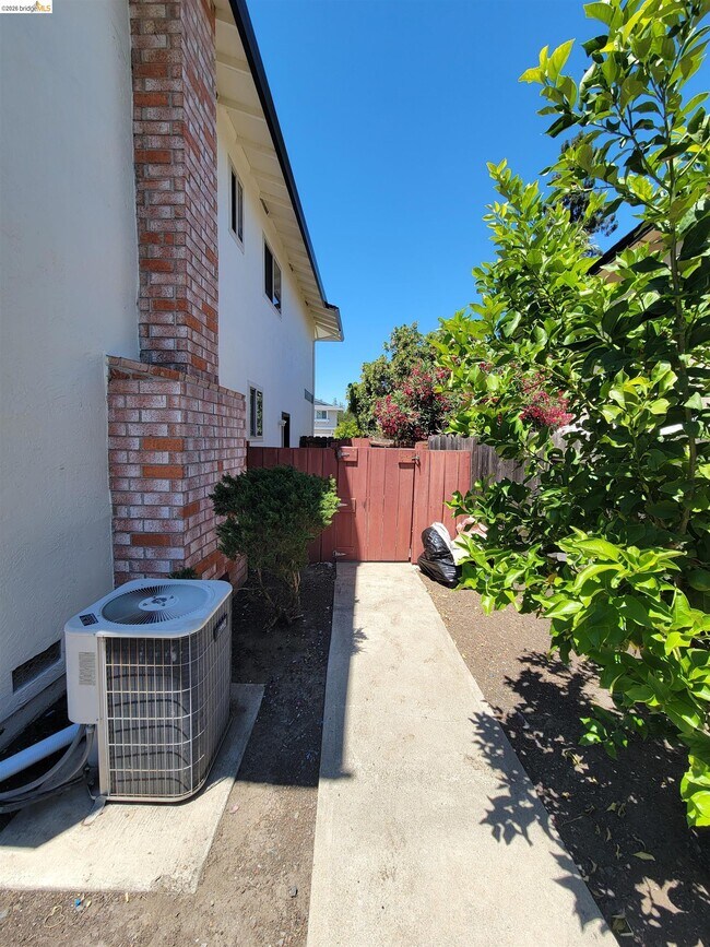 Building Photo - 2210 Sierra Ct