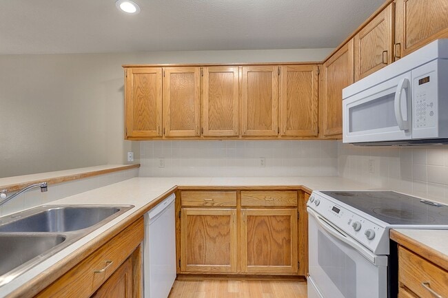 Building Photo - 2 Bedroom/1.5 Bathroom Duplex - ASK ABOUT ...