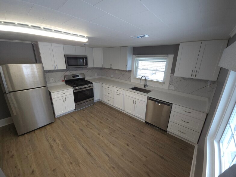 Building Photo - 10906 N Woodstock St