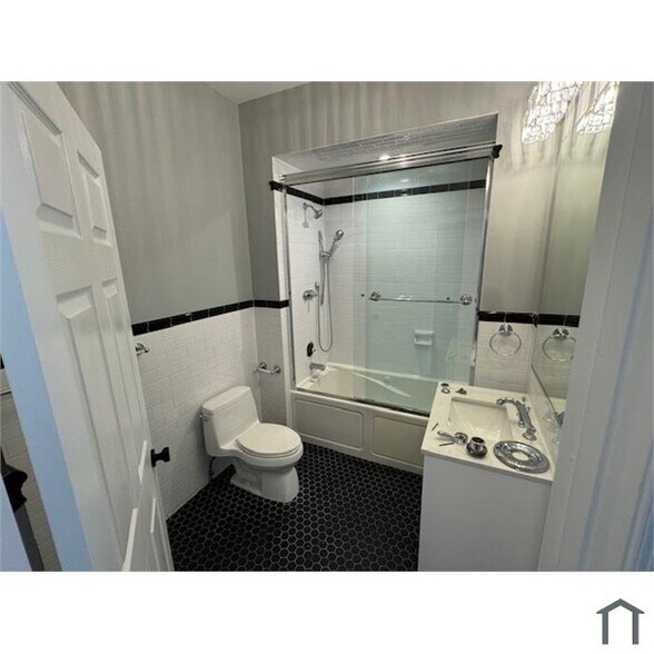 Building Photo - 260 John St