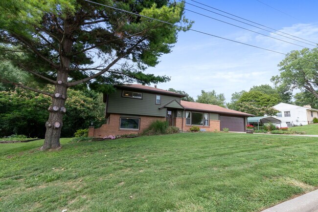 Building Photo - 318 NW Woodland Rd
