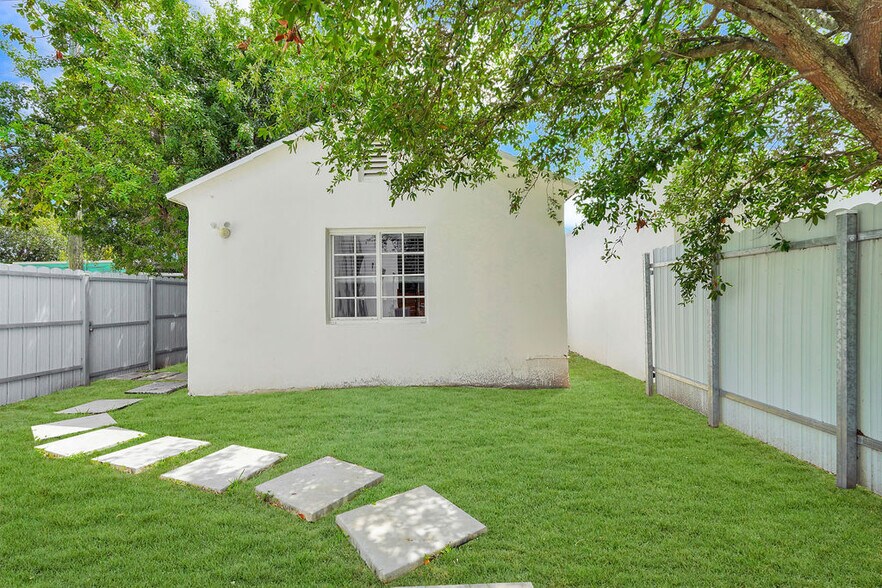 Building Photo - 570 NW 48th St