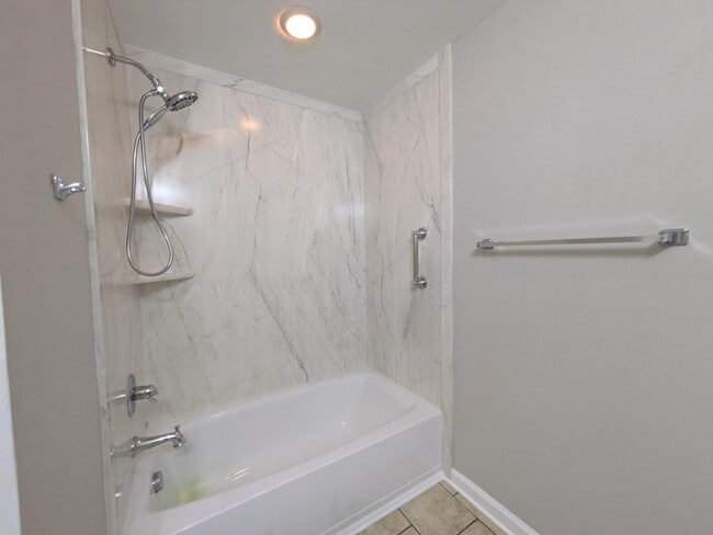 Building Photo - 929 Greenbriar Dr