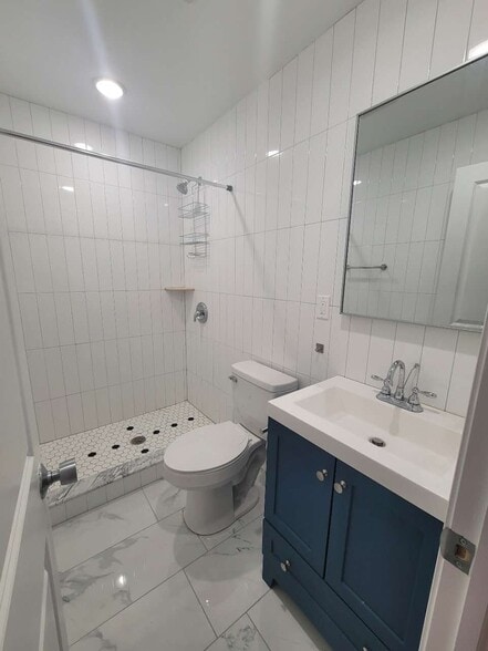 bath in bedroom 2 - 3219 Hamilton St