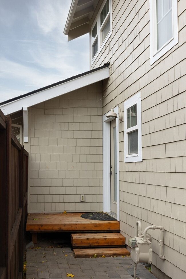 Building Photo - Remodeled & Charming 4 bed/3 bath w/ Yard ...