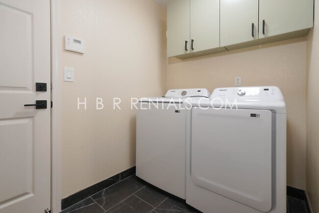 Building Photo - Single Story 3 bedroom home *SOLAR* *POOL*...
