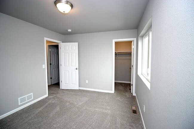 Building Photo - Amazing home in a quiet location!